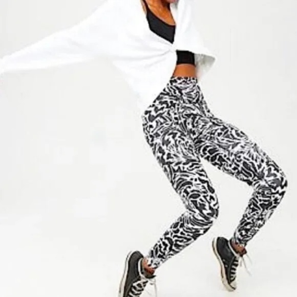 Aerie Offline High-Rise 7/8 Black White Abstract Animal Leggings Medium